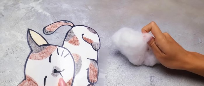 Pegar las piezas para cerrar el gato.