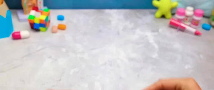 Pegar las piezas para cerrar el gato.