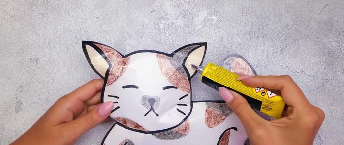 Crear el efecto de manchas con pegamento y pintura.