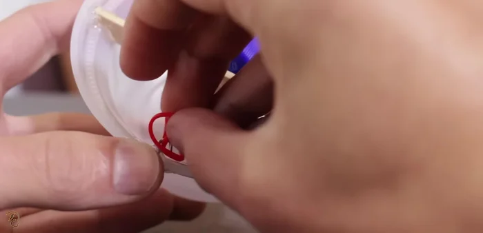 Agregar cinta adhesiva a la llanta para evitar que se deslice.