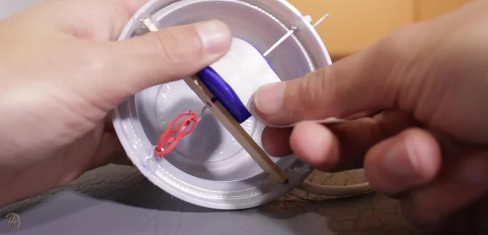 Agregar cinta adhesiva a la llanta para evitar que se deslice.