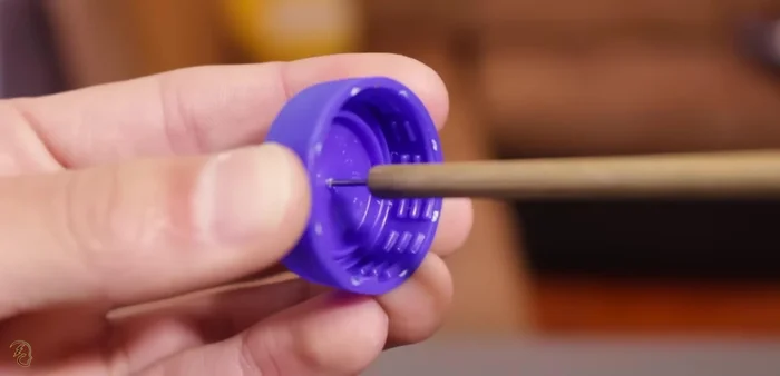 Pegar las dos tapas juntas con pegamento instantáneo o silicona caliente para formar la llanta.