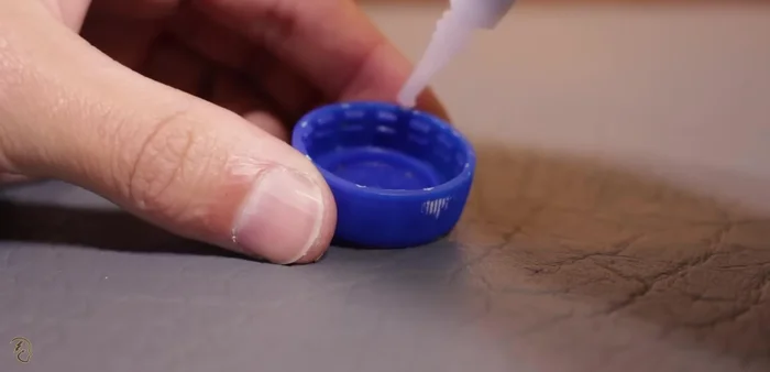 Pegar las dos tapas juntas con pegamento instantáneo o silicona caliente para formar la llanta.