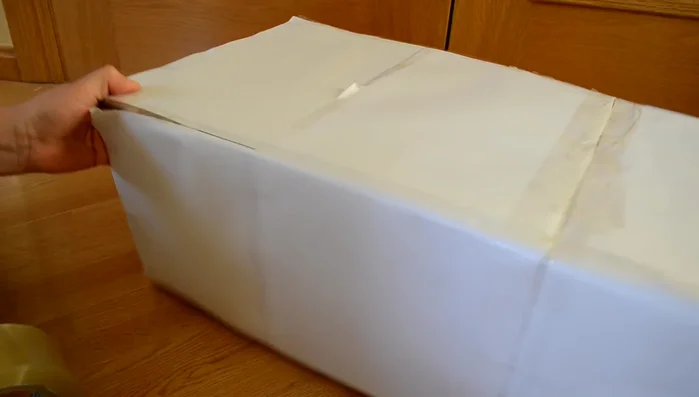 Fija los extremos: Utiliza pegamento caliente o similar para asegurar los extremos de las cajas y que el túnel quede firme.