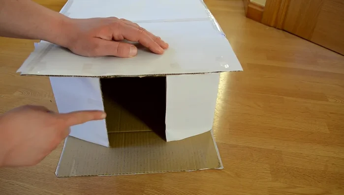 Fija los extremos: Utiliza pegamento caliente o similar para asegurar los extremos de las cajas y que el túnel quede firme.