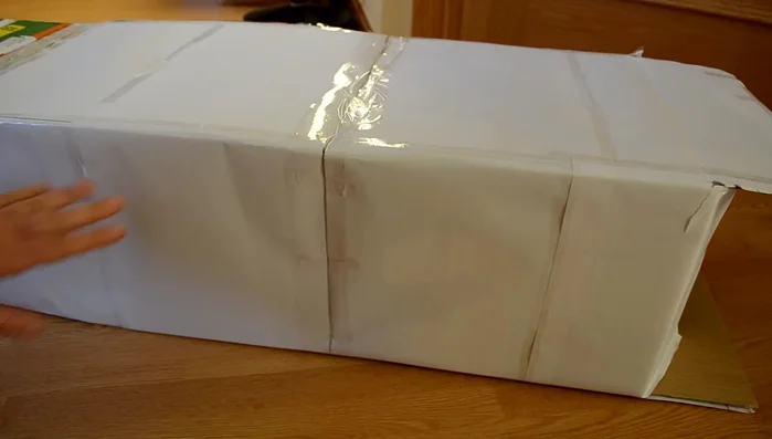 Crea aberturas (opcional): Si deseas, realiza agujeros en los laterales o la parte superior del túnel para que el gato pueda entrar y salir por diferentes puntos. Utiliza un cúter para hacer los agujeros.