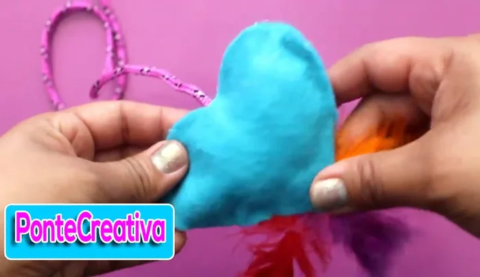 Añadir ojos móviles: Aplica ojos móviles a ambas caras del corazón.