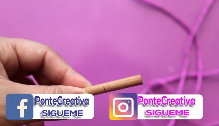 Decorar la base: Aplica silicón y pega las hojitas decorativas para que queden bien sujetas.