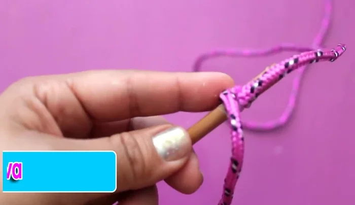 Decorar la base: Aplica silicón y pega las hojitas decorativas para que queden bien sujetas.