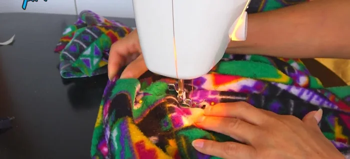 Coser con puntada recta y luego con puntada zig-zag para reforzar las costuras y evitar que se descosan.