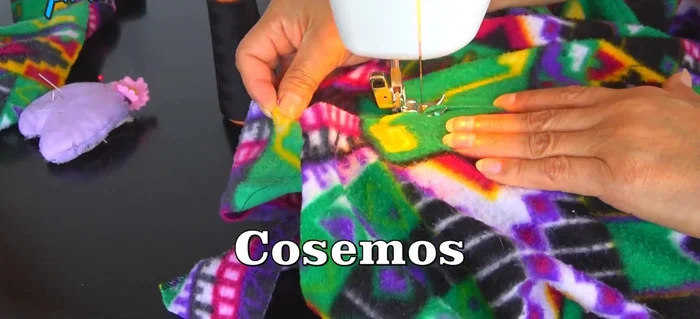 Cerrar el cuello de la polera con una costura recta y otra zig-zag.