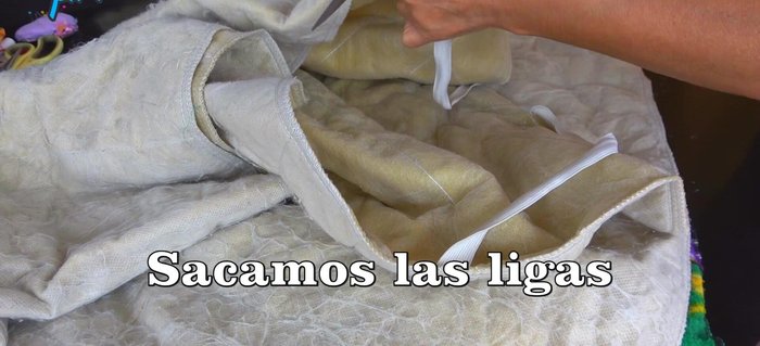 Rellenar el cuerpo de la cama con el material elegido (en este caso, retazos de protector de colchón).