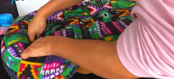 Opcional: levantar el contorno de la cama hacia arriba y coser para que quede más levantado.