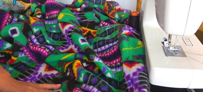 Asegurar la tela con alfileres para que quede en la posición deseada antes de coser.