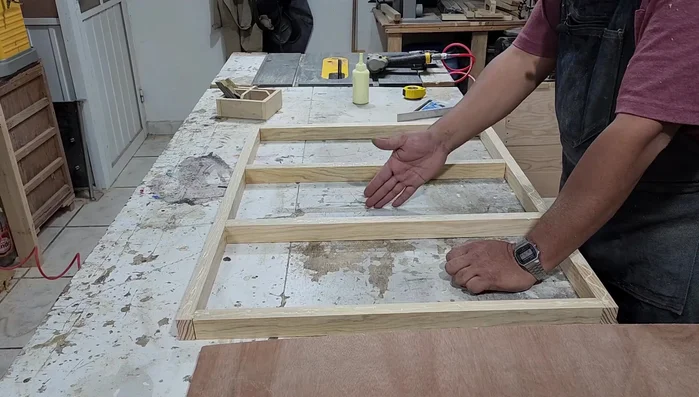 Agregar refuerzos de madera en la parte central de la base para mayor soporte.