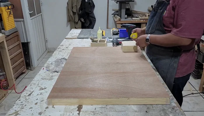 Colocar las patas (se pueden usar sobrantes de madera de 12cm de alto). Se recomienda colocar dos piezas en cada esquina.