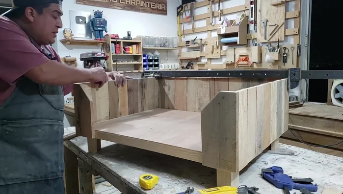 Agregar tiras delgadas de madera en la parte superior para tapar las cabezas de los clavos y evitar que las piezas se separen.