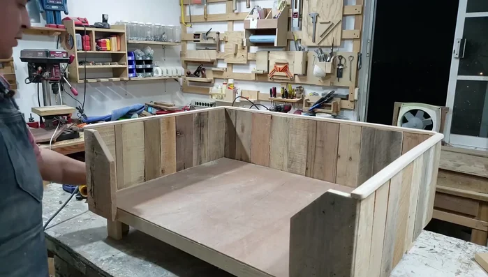 Ajustes finales: Agregar una pieza en la parte frontal para cubrir el colchón y cerrar la parte inferior para evitar que objetos pequeños entren debajo.