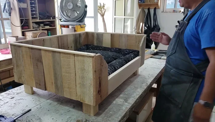 Ajustes finales: Agregar una pieza en la parte frontal para cubrir el colchón y cerrar la parte inferior para evitar que objetos pequeños entren debajo.