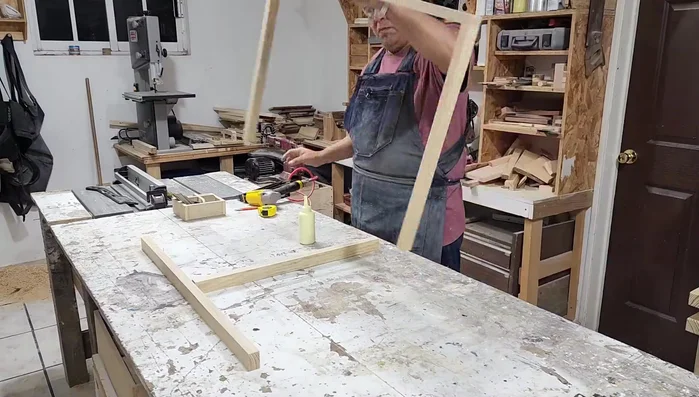 Armar la base de la cama uniendo las piezas de 80cm con las de 56cm.