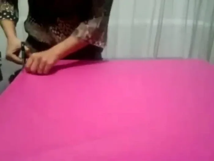 Cortar las piezas de tela (cuatro para la parte trasera y cuatro para la delantera).