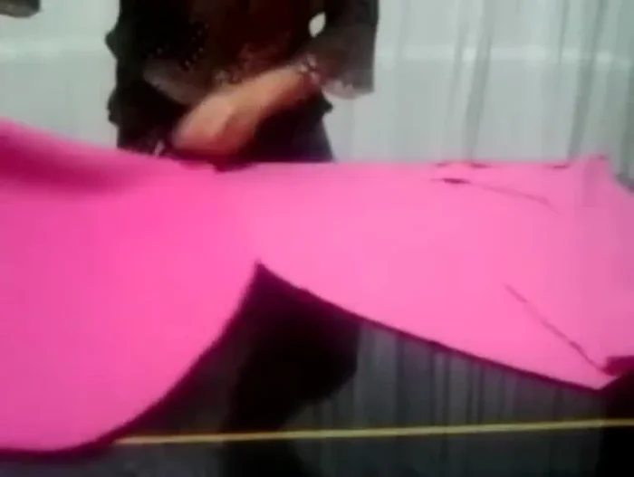 Unir las partes de tela delantera y trasera, cosiendo o pegando.