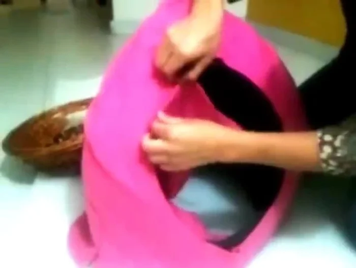 Unir las partes de tela delantera y trasera, cosiendo o pegando.