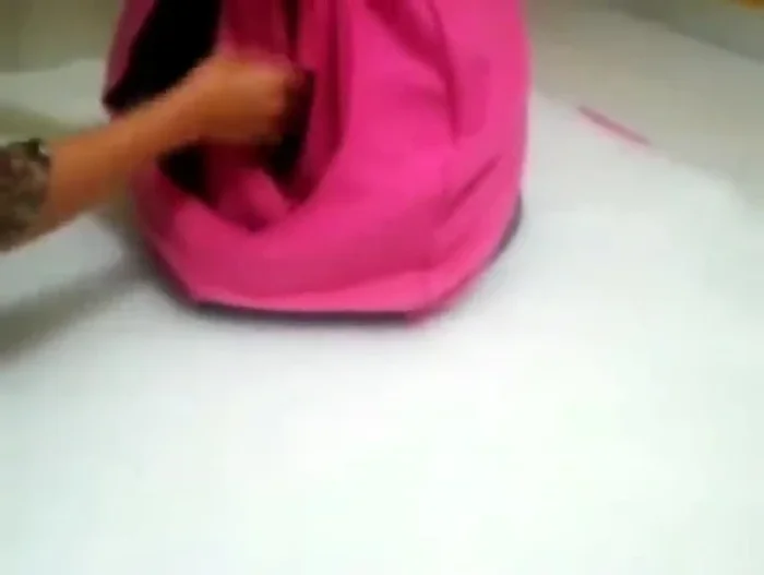 Forrar el interior de la casita, uniendo las piezas con silicona y/o hilo.