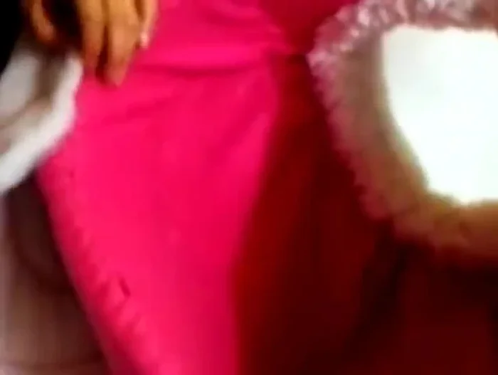 Hacer la base: cortar dos círculos de tela y uno de guata, unirlos y rellenar con la guata.