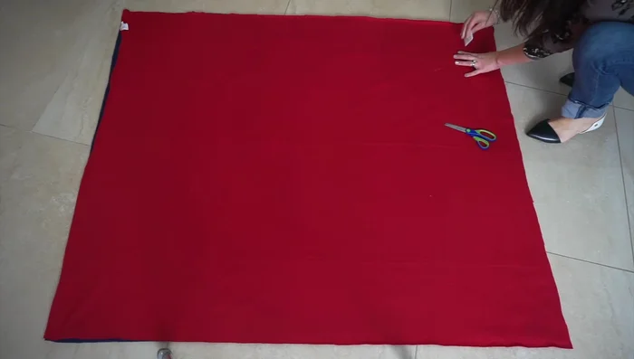 Recortar flecos de aproximadamente 3cm de ancho alrededor de todo el perímetro de la tela (ambas capas juntas).