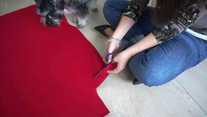 Recortar flecos de aproximadamente 3cm de ancho alrededor de todo el perímetro de la tela (ambas capas juntas).