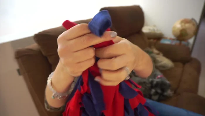 Para cerrar las esquinas, hacer doble nudo entre el último fleco de un lado y el primer fleco del lado adyacente.