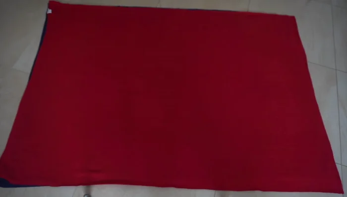 Recortar flecos de aproximadamente 3cm de ancho alrededor de todo el perímetro de la tela (ambas capas juntas).