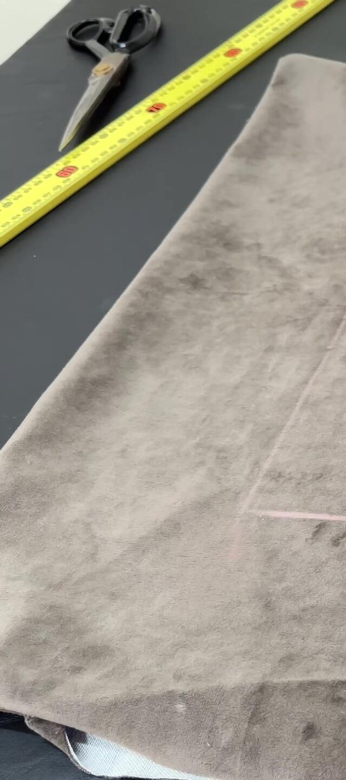 Introducir el relleno de goma espuma y guata por el orificio del rectángulo, acomodarlo y cerrar el orificio cosiendo.