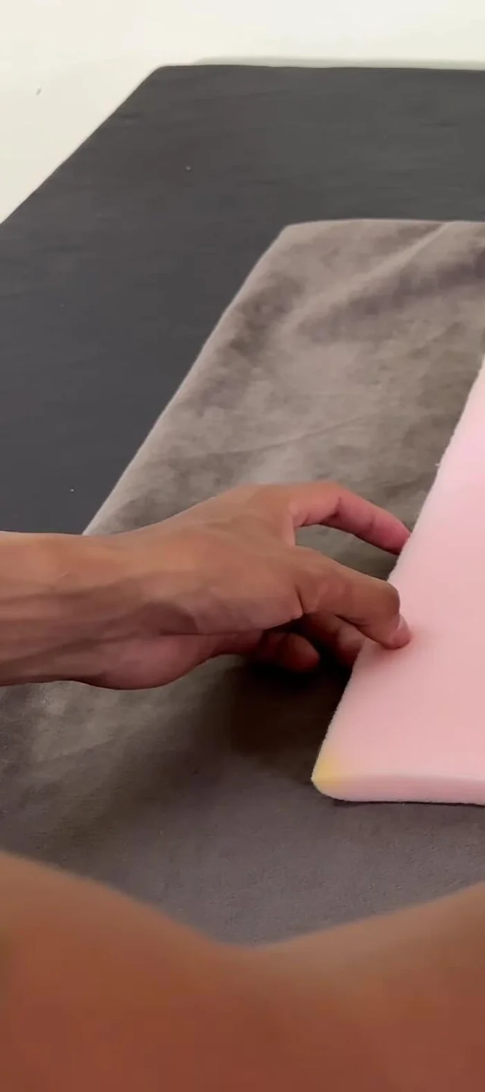 Colocar la goma espuma entre dos capas de guata, formando un ‘sándwich’.