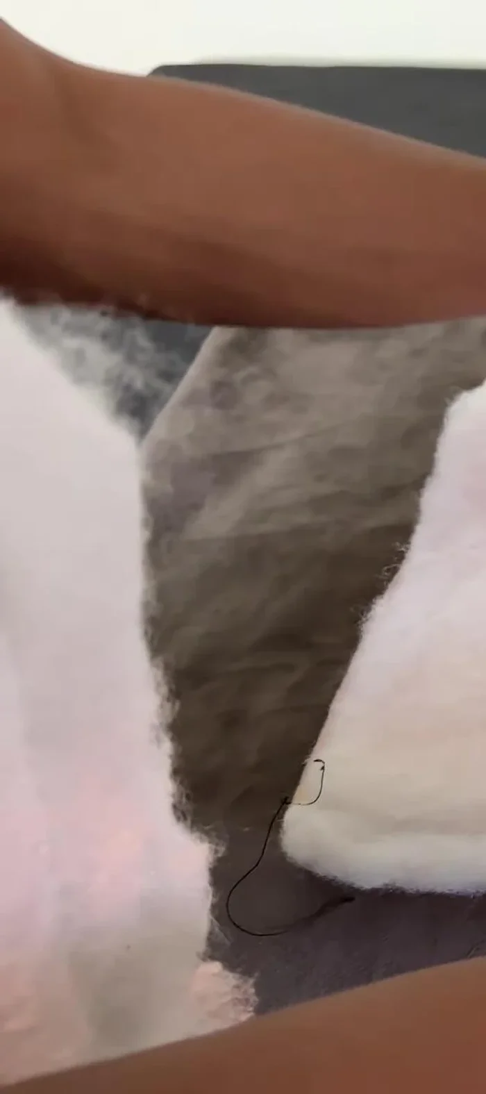 Colocar la goma espuma entre dos capas de guata, formando un ‘sándwich’.