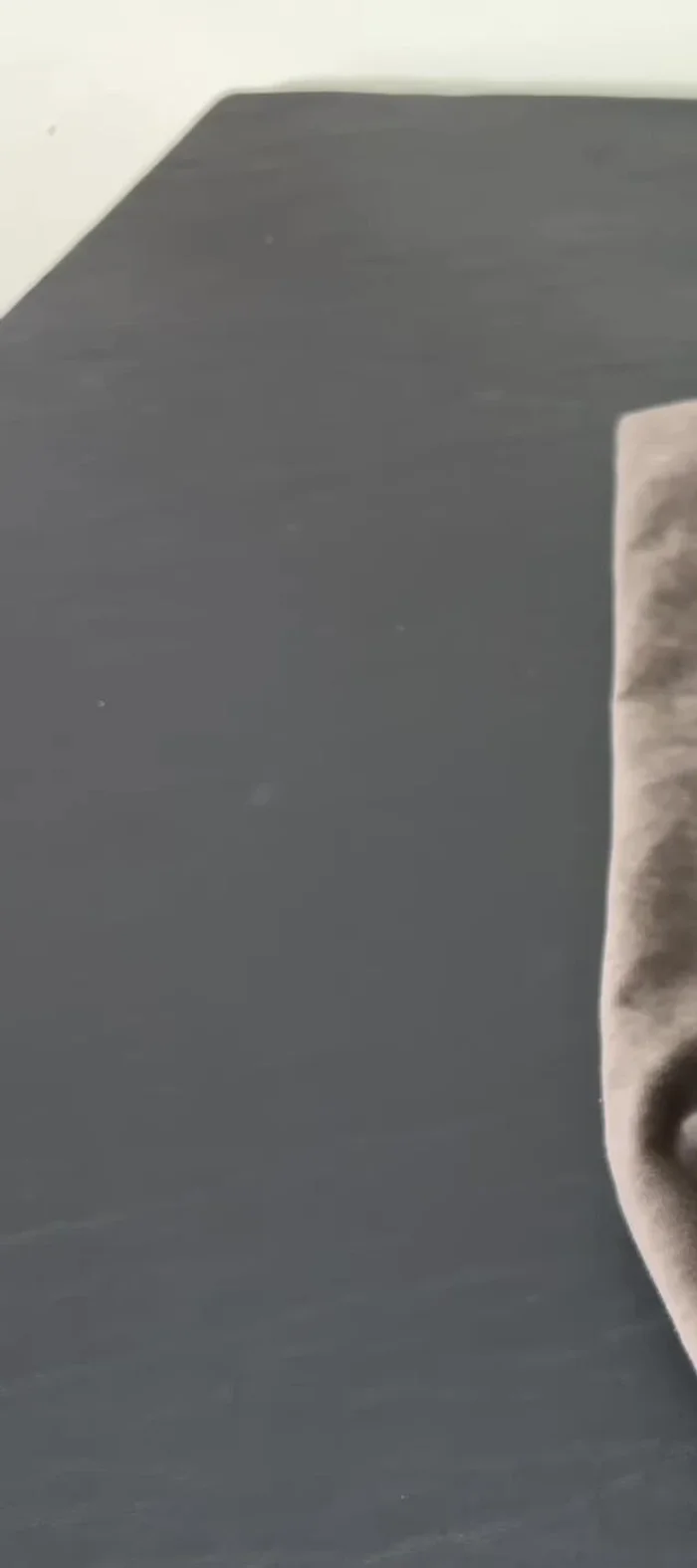 Introducir el relleno de goma espuma y guata por el orificio del rectángulo, acomodarlo y cerrar el orificio cosiendo.