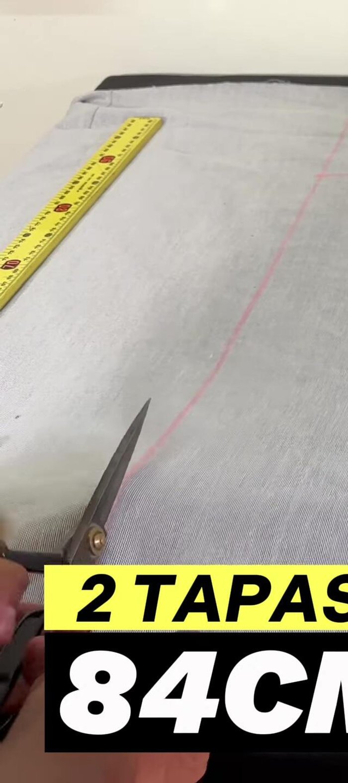 Cortar dos tapas de tela de 84 x 64 cm (para la versión grande).