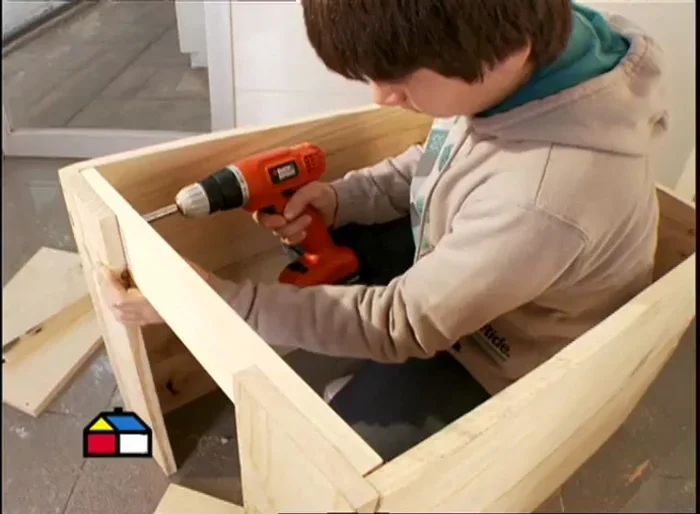 Añadir un refuerzo para fijar la pieza más pequeña del techo, utilizando tornillos cortos para evitar que atraviesen la madera.
