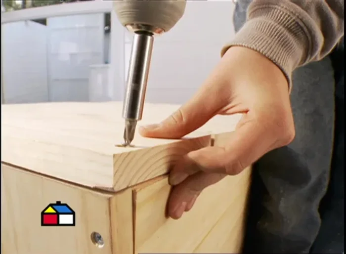 Crear el techo y la base con tablas de la misma medida, dejando un pequeño espacio para la ventilación.