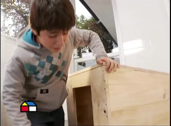 Pintar la casita con colores alegres.