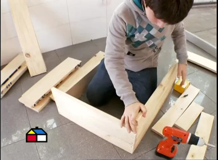 Crear el techo y la base con tablas de la misma medida, dejando un pequeño espacio para la ventilación.