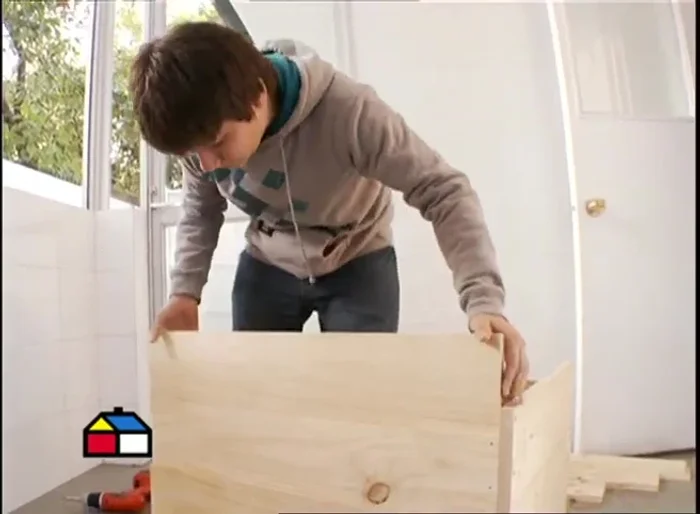 Añadir un refuerzo para fijar la pieza más pequeña del techo, utilizando tornillos cortos para evitar que atraviesen la madera.