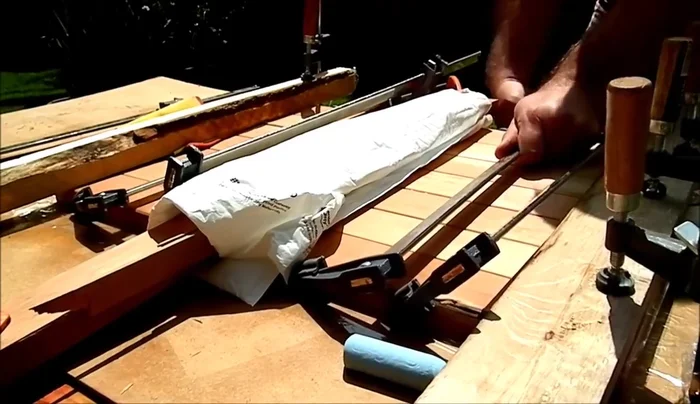 Colocación de las paredes: Pegar las paredes a la base con pegamento para madera y cinta adhesiva para evitar que se pegue a la superficie de trabajo.