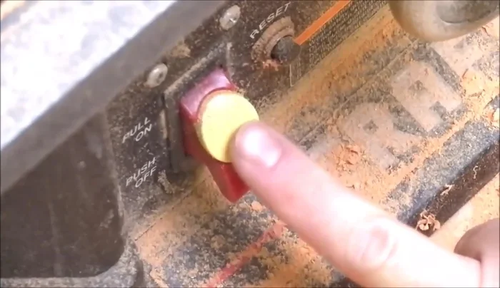 Corte de tablas: Cortar las tablas a lo ancho en la sierra de mesa y luego dimensionarlas con la sierra caladora.