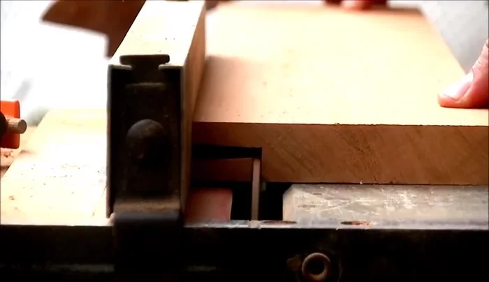 Reparación de imperfecciones: Rellenar cualquier hueco o imperfección con madera adicional.