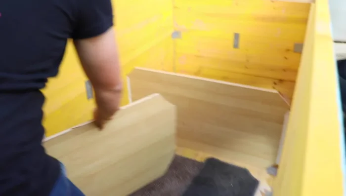 Instalación de las separaciones: Instala los raíles y las bandas de aluminio para crear las separaciones interiores. La separación ideal es de 66 centímetros por perro, con una separación total de 95 centímetros entre ellos. Estas separaciones se pueden quitar o poner según la necesidad.