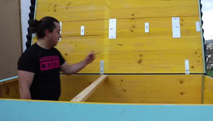 Corte preciso de las tablas: Realiza cortes precisos en las tablas para facilitar el movimiento de la tapa superior. Esto permite que la tapa se deslice suavemente para abrir y cerrar.