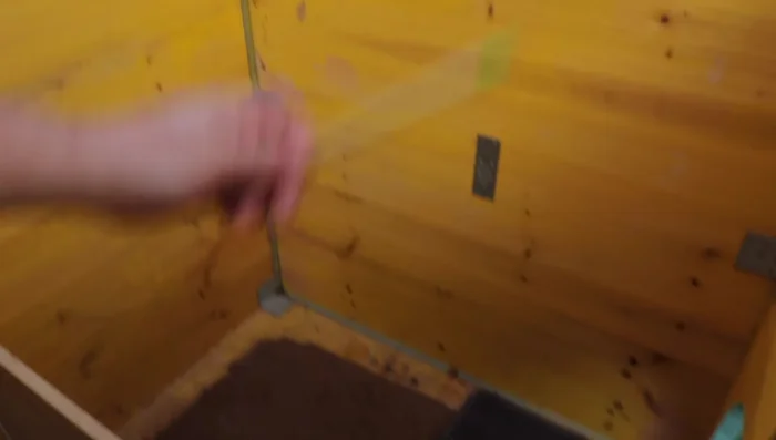 Uniones y acabados: Une todas las piezas con bisagras, piezas metálicas y tornillos. Sella las uniones con silicona para impermeabilizar la estructura. Aplica una capa de pintura o barniz para proteger la madera.