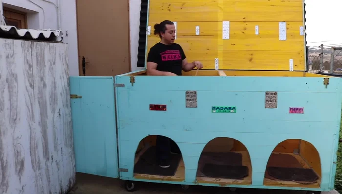 Instalación de puertas: Coloca las puertas laterales con sus respectivos pestillos. Asegúrate de que las puertas abran y cierren correctamente.